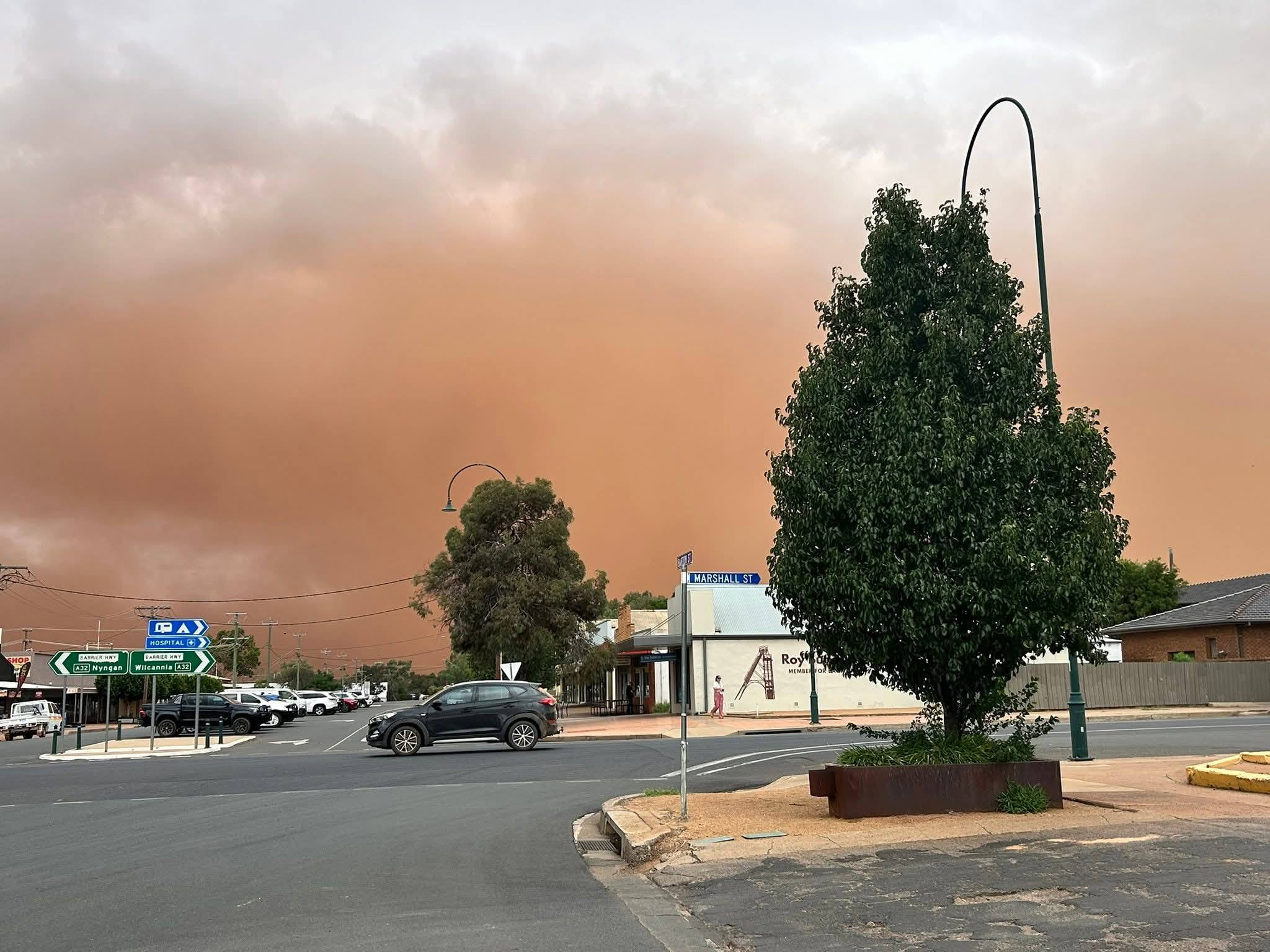 Wild dust storm sweeps through western plains