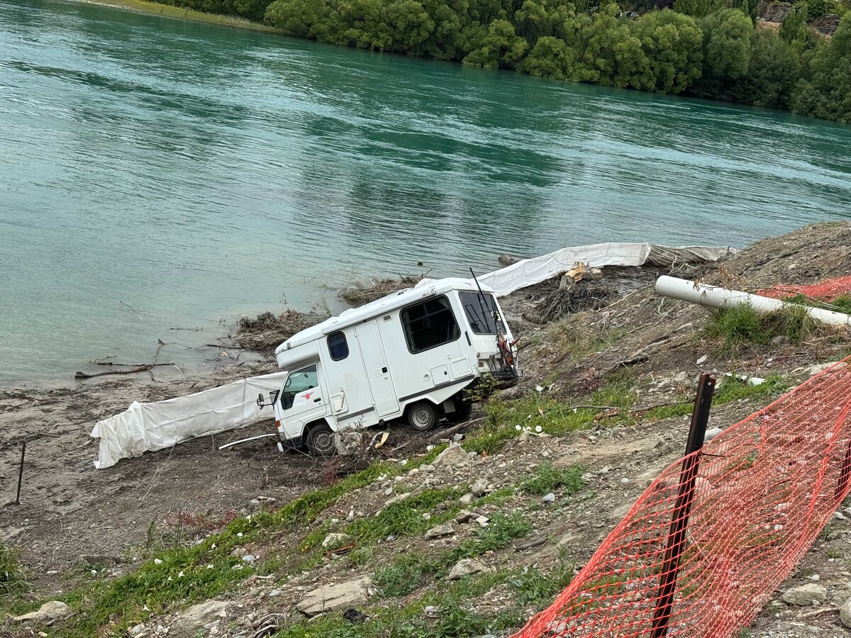 Central Beat: Campervan narrowly avoids ending up in river