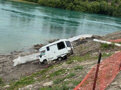 Central Beat: Campervan narrowly avoids ending up in river