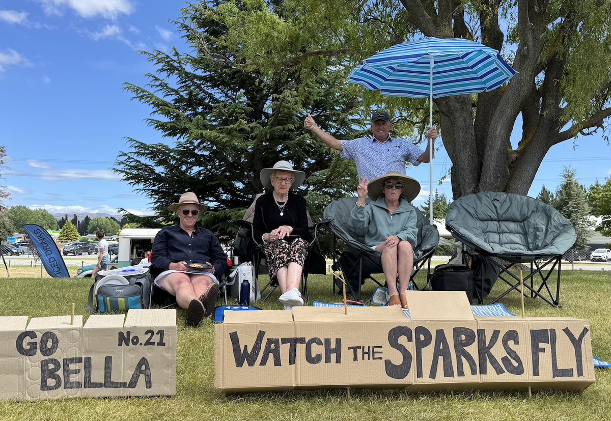 Super Smash cricket draws crowds to Molyneux Park 