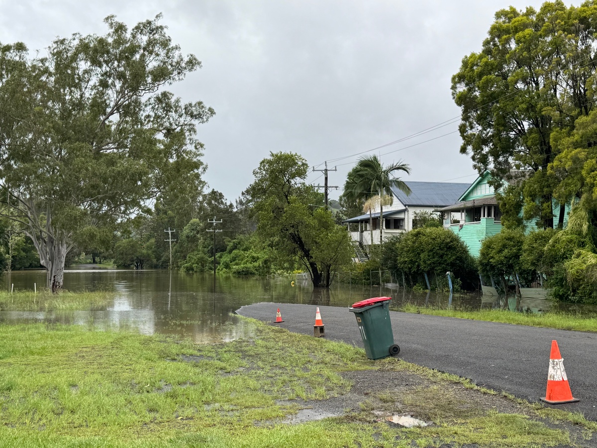 Moderate flood levels likely to remain at Lismore for Monday