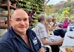 Kiama man takes music on the road to fight cancer - Singing for hope, one gig at a time