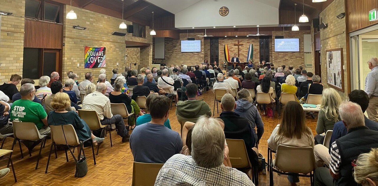 Reverend explains Australian flag church omission