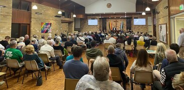 Reverend explains Australian flag church omission 