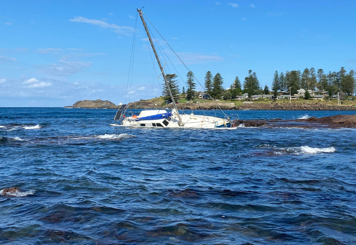 Owner found after yacht runs aground near Kiama rockpool 