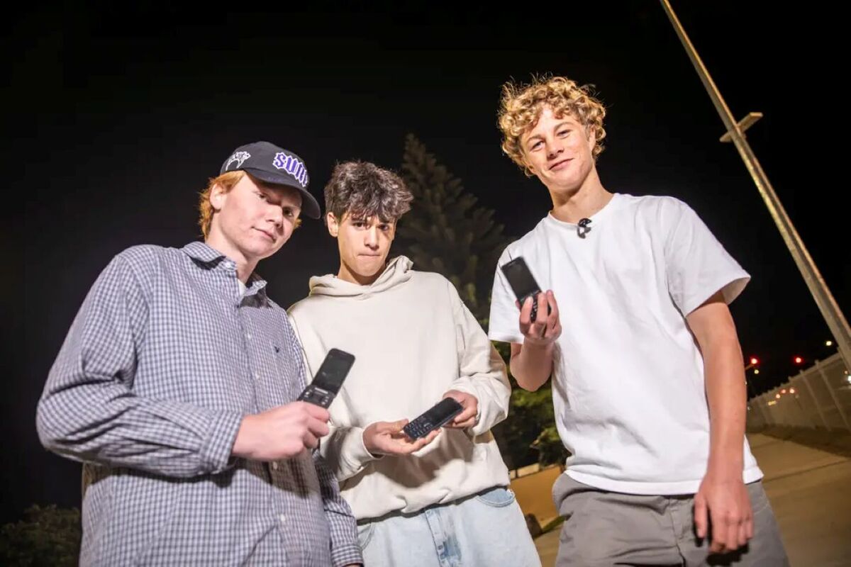 The teens saying no to social media (and yes to brick phones)
