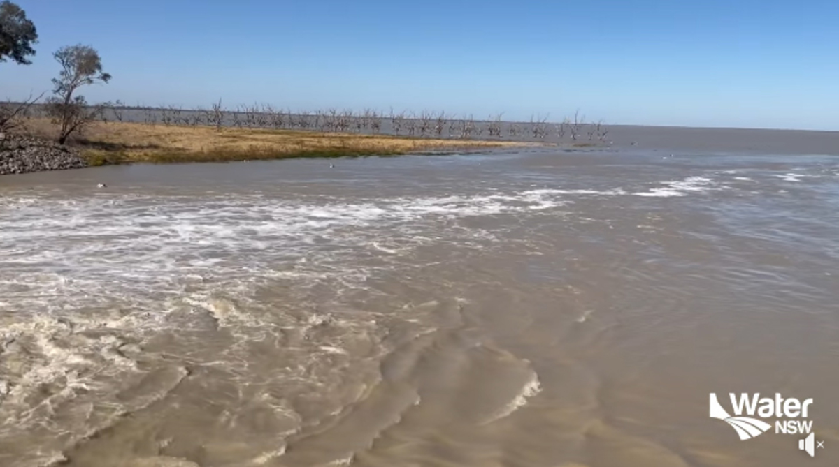 Qld floodwaters flow into Menindee Lakes - video