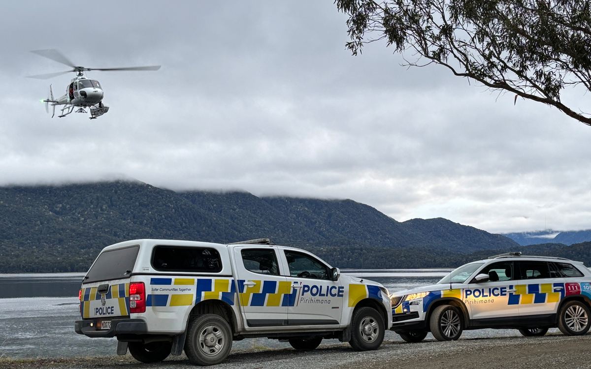 Upturned kayak sparks search on Lake Te Anau