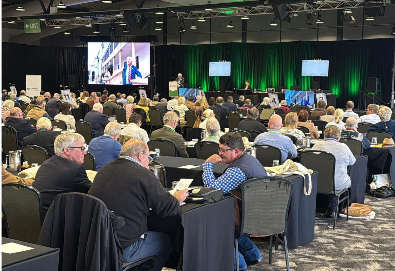 Trangie farmer drops nuclear question on Minister