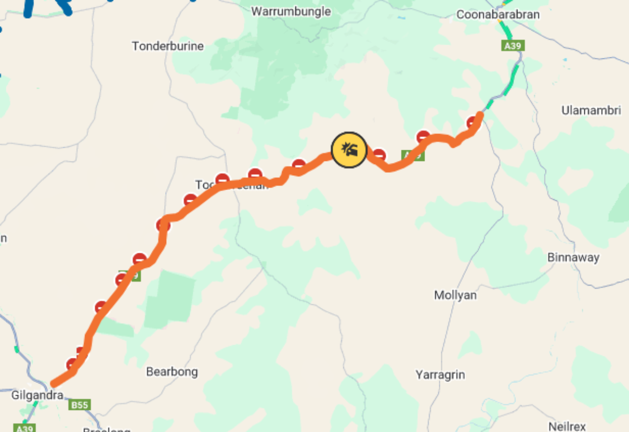 Truck / car crash closes Newell HIghway