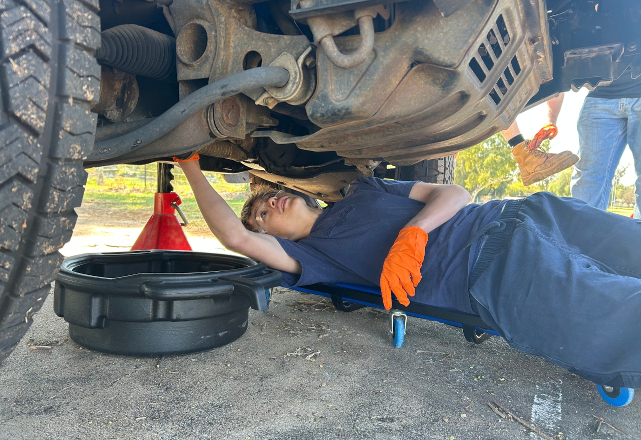 High schoolers try mechanics in Gil