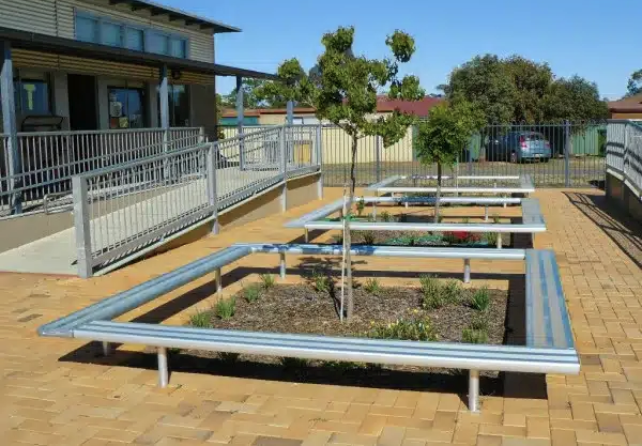 How to Create Low-Maintenance Outdoor Spaces with Smart Seating Choices