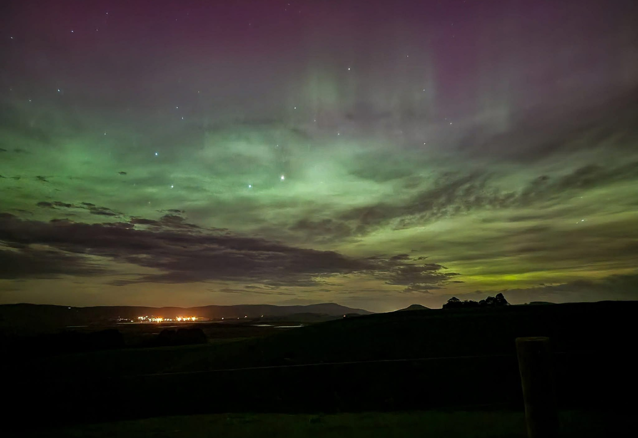 Stunning aurora lights up southern skies