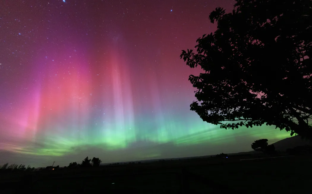 Stunning aurora lights up southern skies