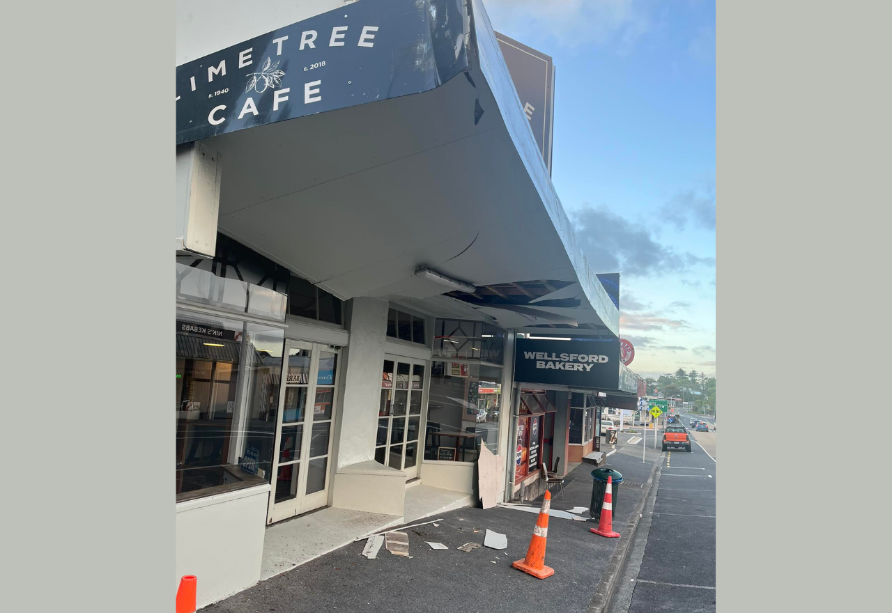 Logging truck smashes into Wellsford café, driver flees