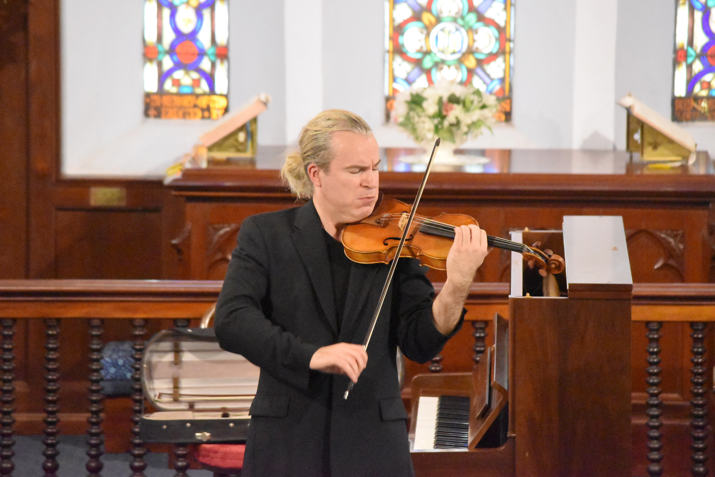 Kiama revels in a Santa Mental night with Daniel