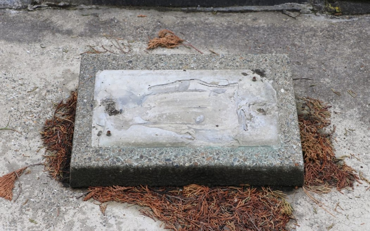 Awarua RSA president 'gutted' after thieves rip plaques from soldiers' graves