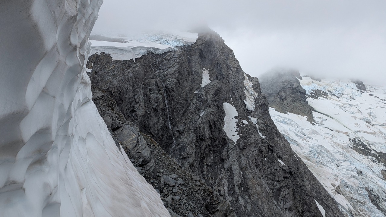 Exhausted young Aussies rescued - underestimated Mount Aspiring climb