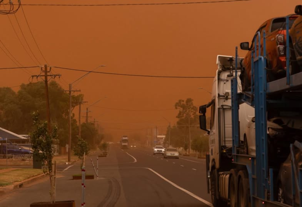 Wild dust storm sweeps through western plains