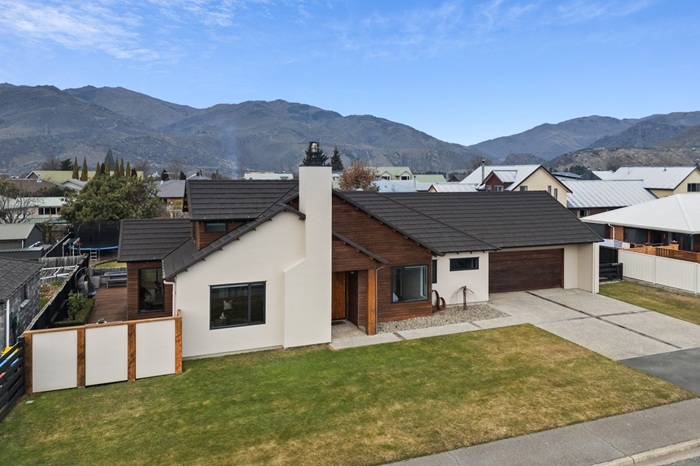 Spacious and modern with a huge section!