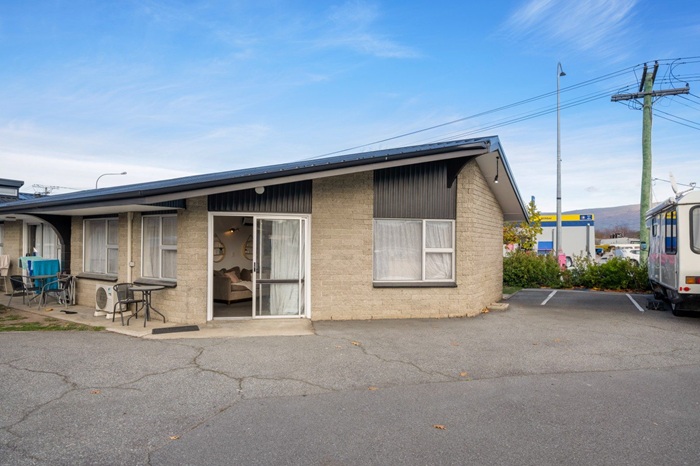 Modernised 2-Bed Brick Unit in Prime Location!