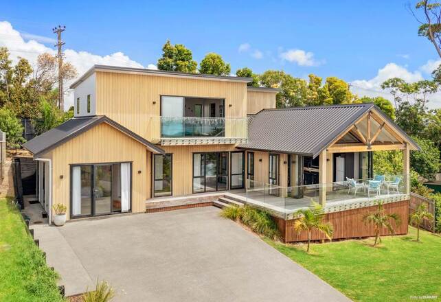 Stylish Entertainer With Sea Views