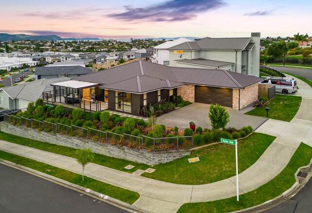Stylish Easy Living - No Lawns, No Stress