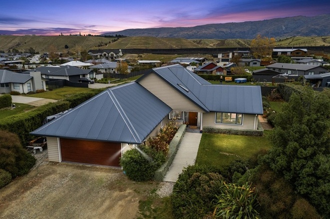 5 Bedrooms, 3 Bathrooms, Triple Garage & more!